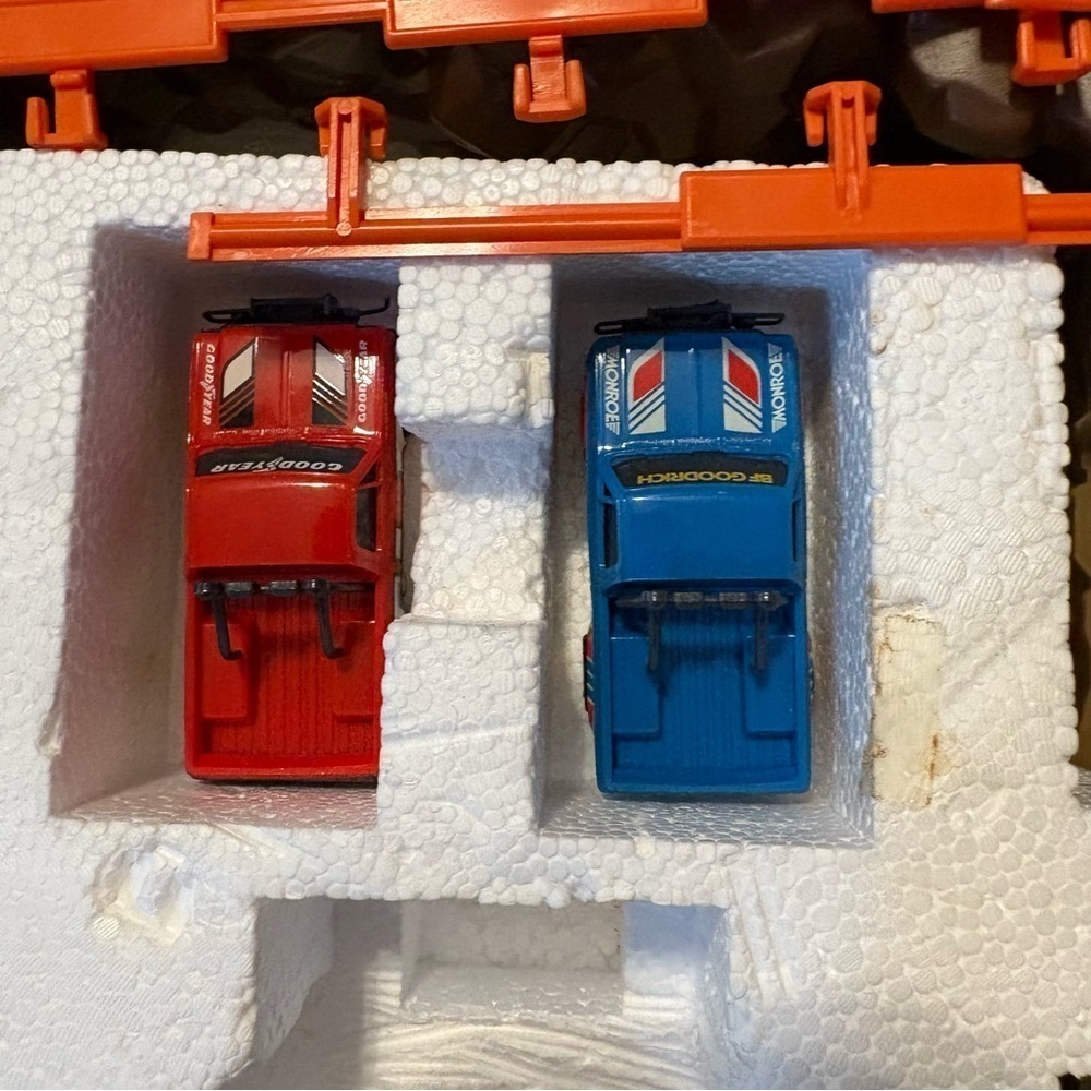 Vintage 1989 Aurora AFX Devil's Ditch Race Track Toys R Us W/ 2 Trucks - Picture 10 of 12